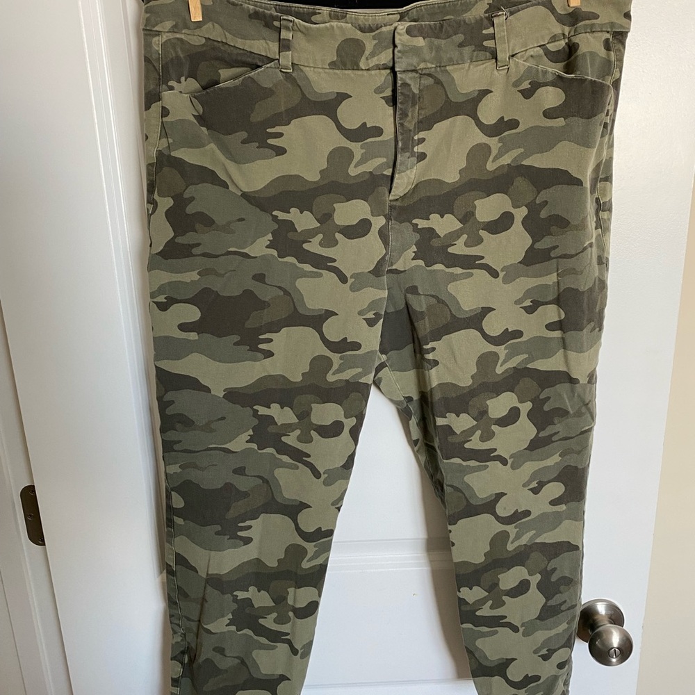Old Navy Women's Camo Skinny Jeans - Olive Green & Dark Green